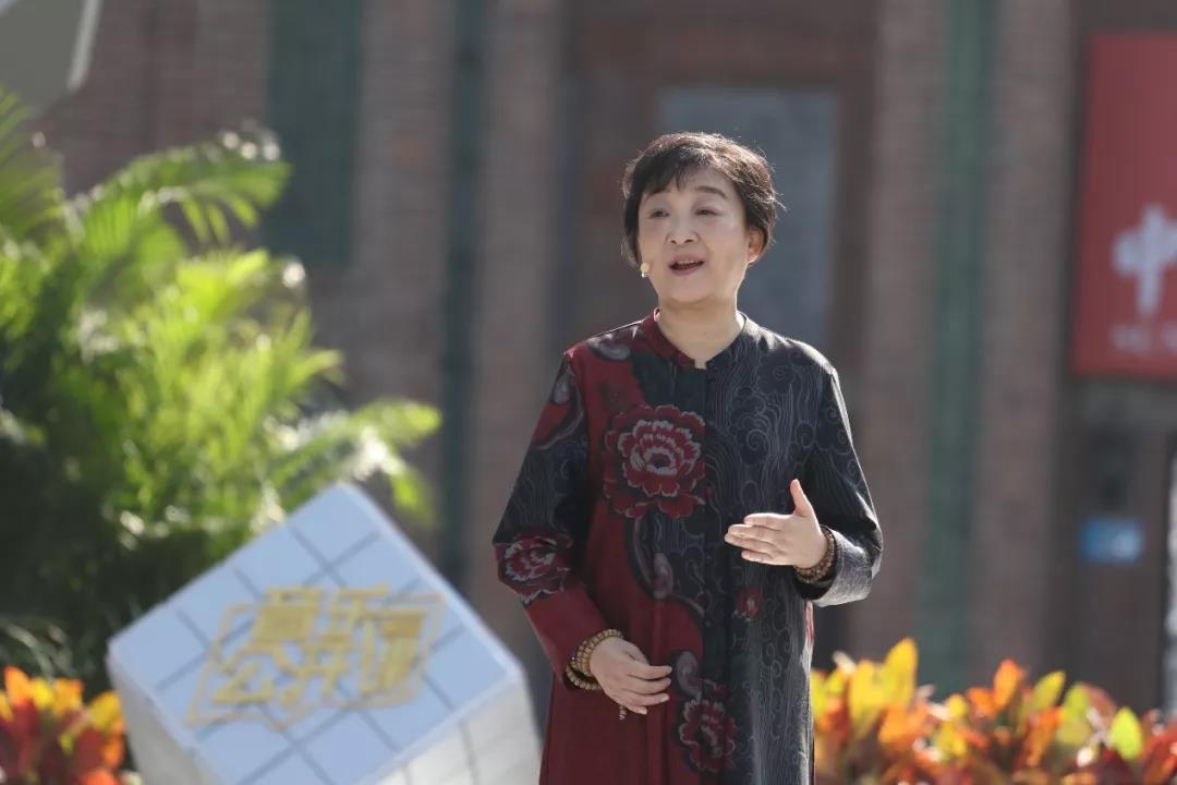 哲学系教授罗筠筠