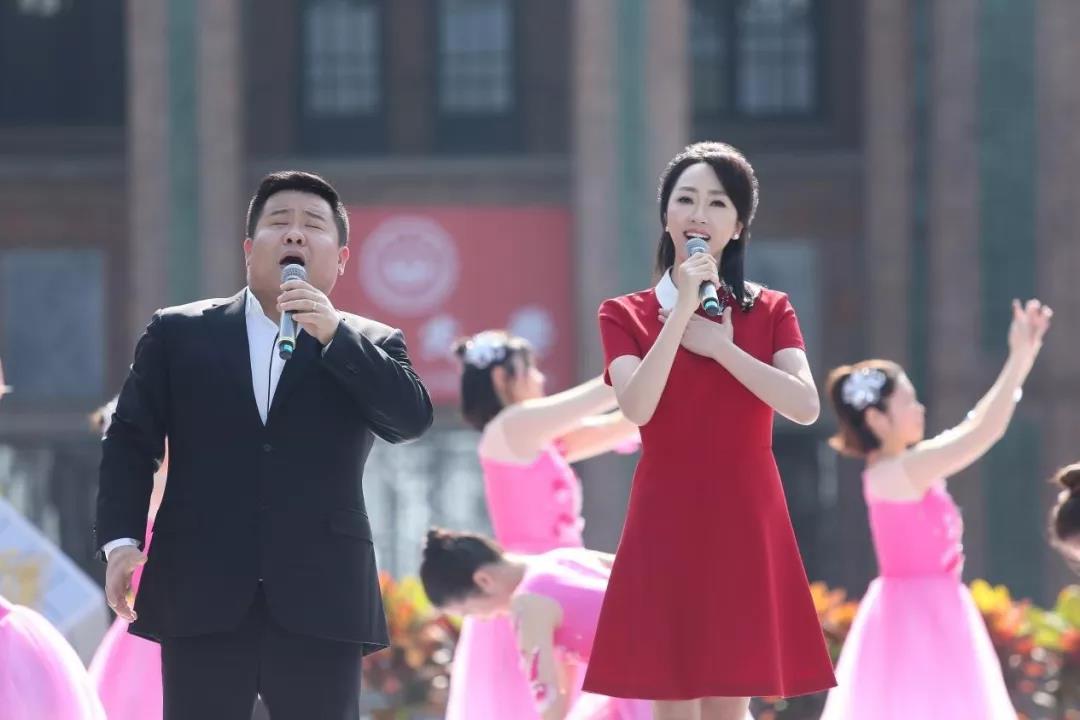  艺术学院副院长金婷婷、张喜秋老师合唱《追寻》
