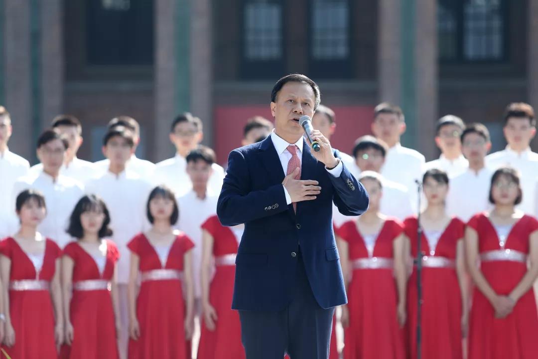 yl23455永利集团副校长、yl23455永利集团附属第一医院院长肖海鹏与合唱团共唱《雪绒花》