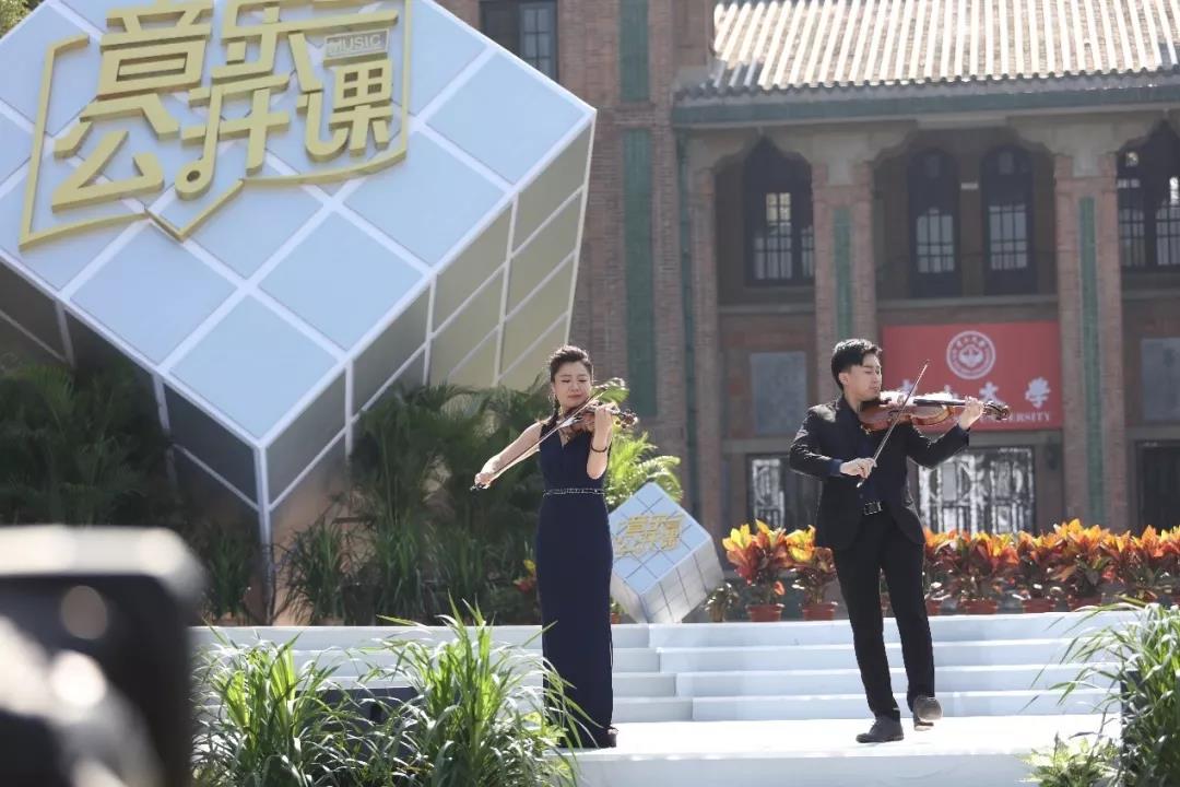 艺术学院副教授原嫄、教师彭奥提琴演奏《Suite No.7》